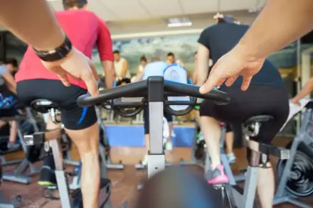 Gruppe auf Indoor-Cycling-Rädern
