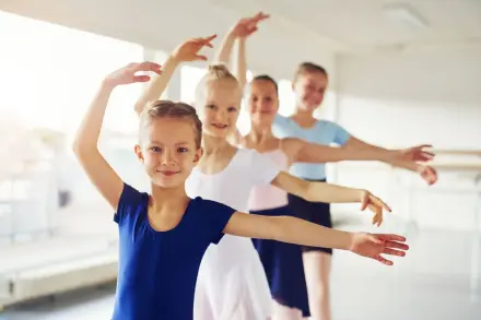 Mädchen üben eine Ballettfigur