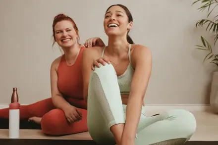 Zwei Frauen auf Yogamatten im Studio